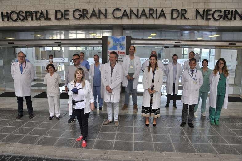 Foto de familia en la entrada principal del Hospital Dr. NegriÌn / TA